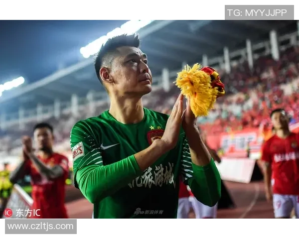 足球明星的落寞与孤独背影展现女性内心深处的情感与挣扎